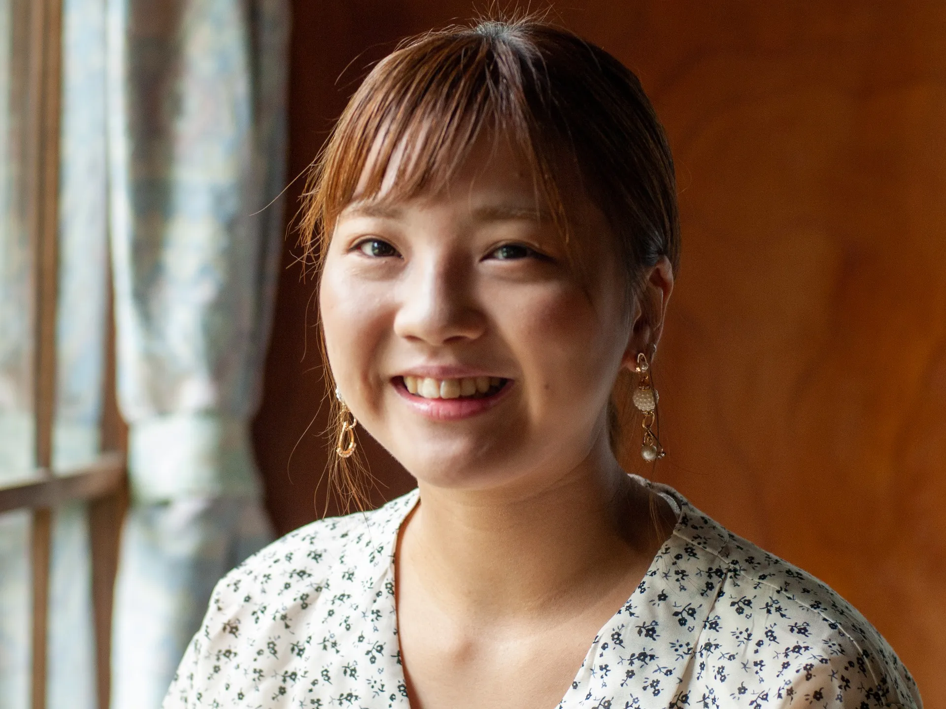 曇りの日こそ美しく撮れる｜女性起業家の自然光プロフィール撮影術