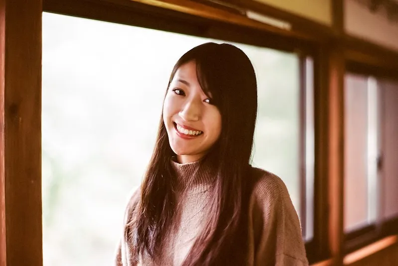自然な笑顔のプロフィール写真を撮るコツ｜女性起業家が印象アップする5つのポイント